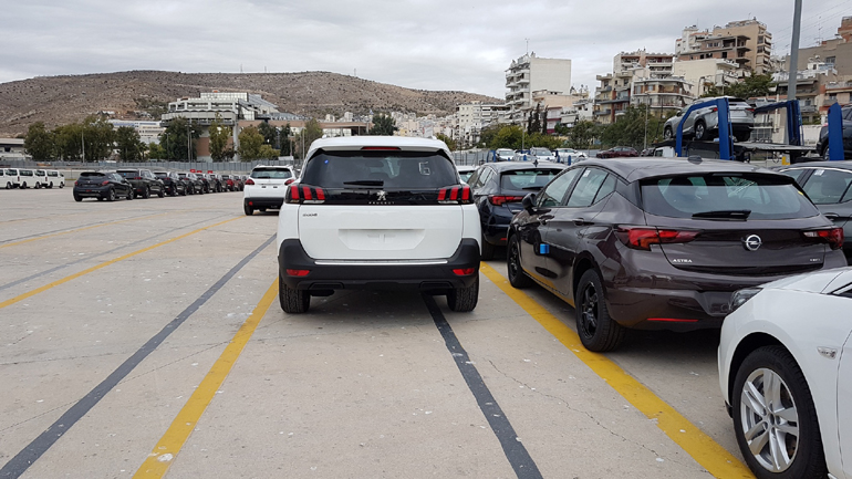 Τα αυτοκίνητα στο λιμάνι τοποθετούνται στη σειρά