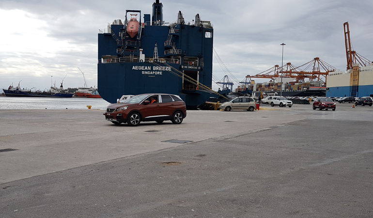 Ένα από τα πλοία που μεταφέρει αυτοκίνητα καθημερινά σε όλο τον κόσμο