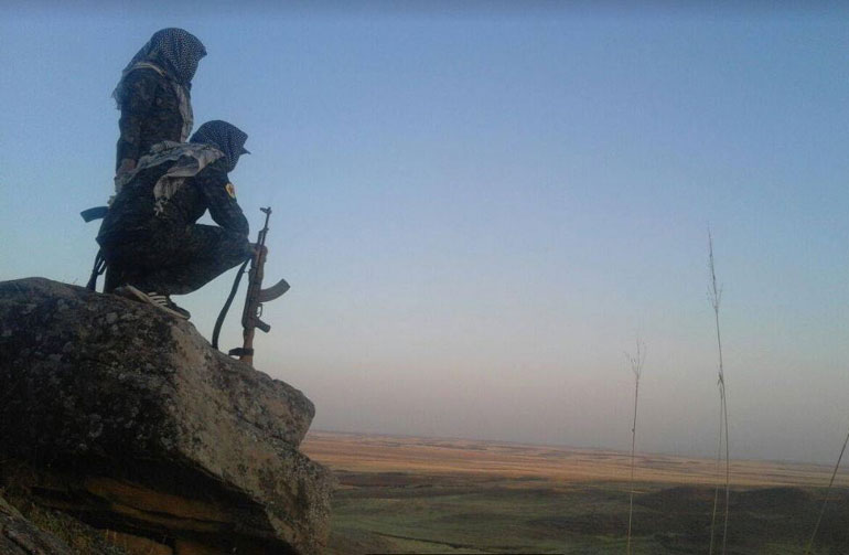 Οι διεθνείς εθελοντές και οι Κούρδοι που μάχονται στη Ροτζάβα οραματίζονται τη δημιουργία ενός προπυργίου με ένα διαφορετικό πολιτικό και κοινωνικό μοντέλο