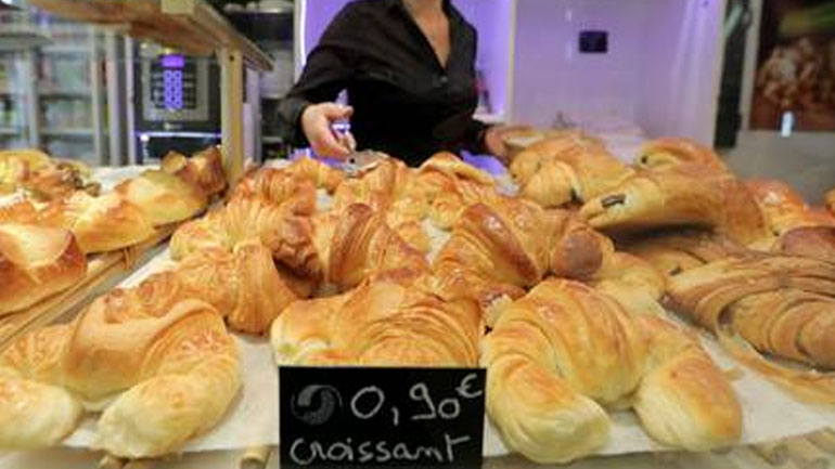 Κινητοποιήσεις έξω από σούπερ μάρκετ με αφορμή τις ελλείψεις στο βούτυρο πραγματοποιούν οι Γάλλοι αγρότες