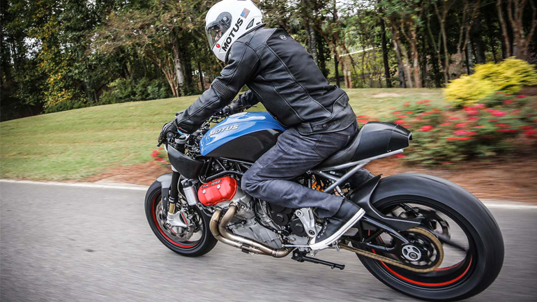 Και V4  και streetfighter; H Motus λέει ναι!