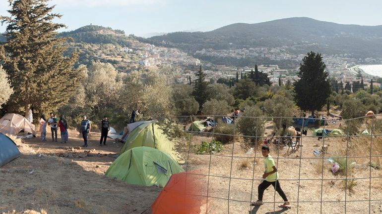 Guardian: Άθλιο το κέντρο προσφύγων στη Σάμο