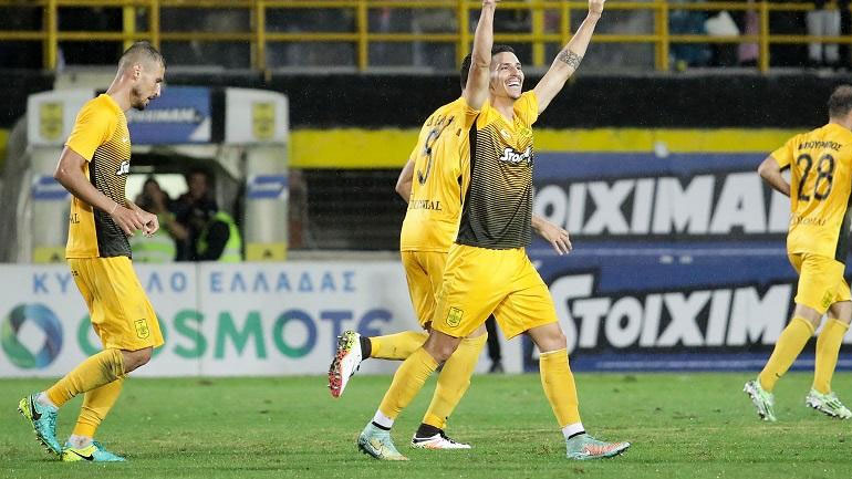 Football League: «Διπλό» με γκολ στο 90′ για τον Άρη, γκέλαρε στην Καρδίτσα ο ΟΦΗ