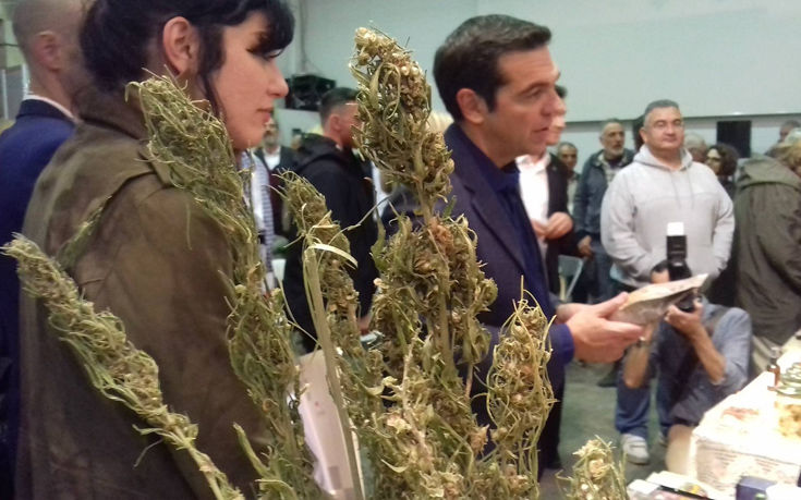 O πρωθυπουργός στο περίπτερο της ΚΟΙΝΣΕΠ ΚΑΝΝΑΒΙΟ