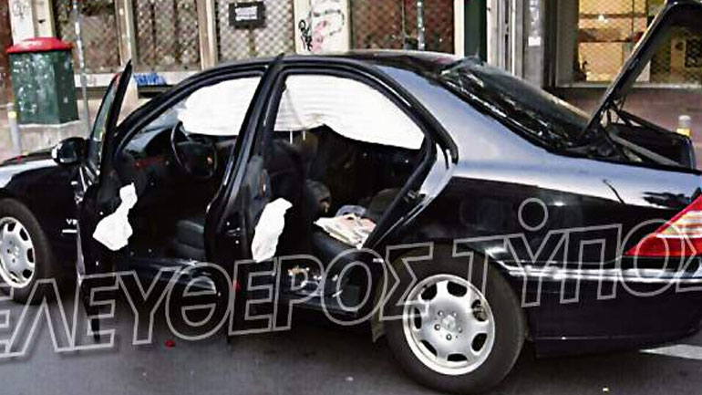 Εικόνες σοκ από το εσωτερικό του αυτοκινήτου του Παπαδήμου μετά την έκρηξη