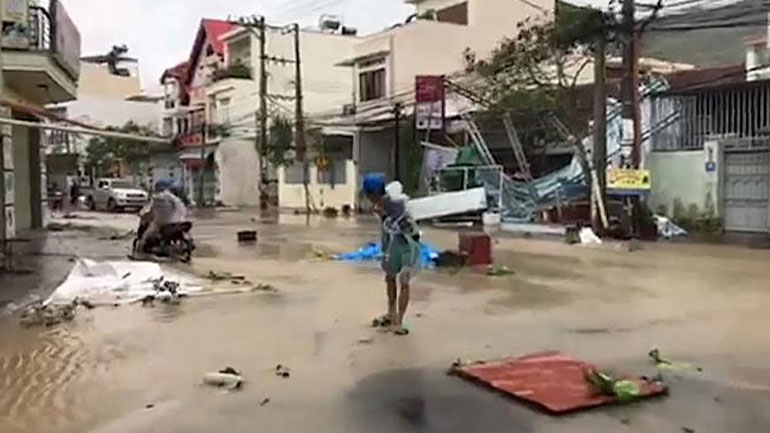 Στους 27 αυξήθηκε ο απολογισμός των νεκρών ενός τυφώνα που πλήττει το νότιο Βιετνάμ
