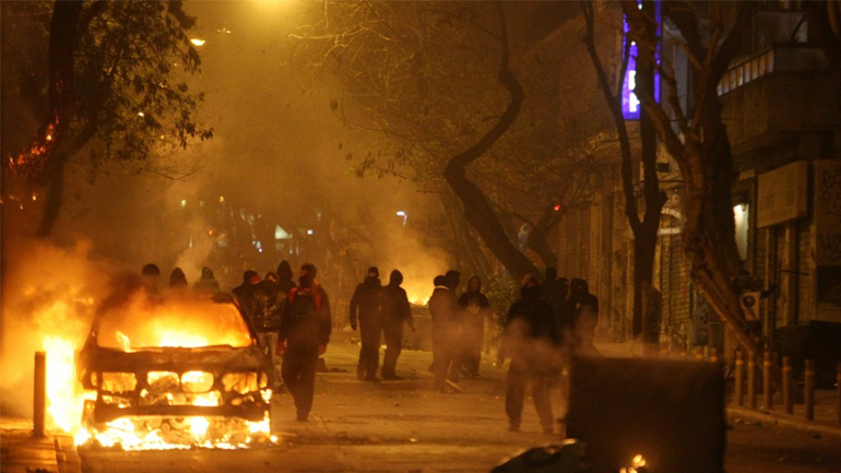 Βόμβες μολότοφ και πετροπόλεμος στα Εξάρχεια