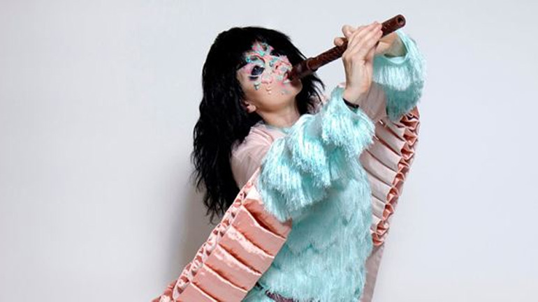 Björk: Φωτογραφήθηκε με ερωτικό βοήθημα και φλογέρα στο στόμα για το νέο της άλμπουμ!