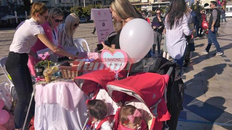 Πάτρα: Θήλασαν δημόσια 61 μαμάδες! – Έστειλαν μήνυμα  «ζωής και υγείας» με τα μωρά τους στην αγκαλιά