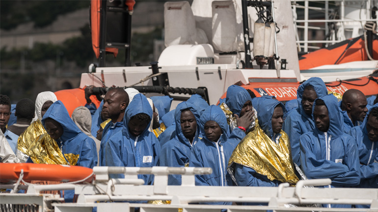 Τετρακόσιοι μετανάστες αποβιβάστηκαν στο λιμάνι του Σαλέρνο από το ισπανικό πλοίο Καντάμπρια
