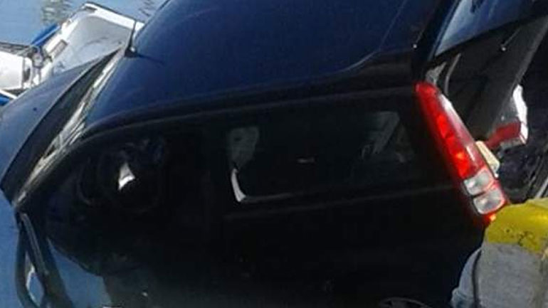 Αυτοκίνητο έπεσε στη Μαρίνα Ζέας – Ανασύρθηκε χωρίς τις αισθήσεις του ο οδηγός