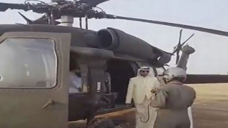 Ο Σαουδάραβας πρίγκιπας επιβιβάζεται στο ελικόπτερο που αργότερα συνετρίβη