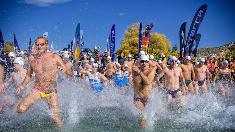 Μια θάλασσα κολυμβητών πλημμύρισε την πλαζ και τον κόλπο της Βουλιαγμένης!