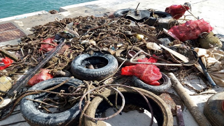 Είχαν μετατρέψει τον βυθό του λιμανιού σε απέραντο… σκουπιδότοπο