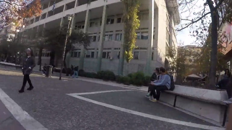 Μπογιές έριξαν στο Δικαστικό Μέγαρο της Λάρισας μέλη του «Ρουβίκωνα»