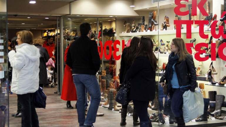 Μπαίνουν, βλέπουν αλλά… δεν ψωνίζουν