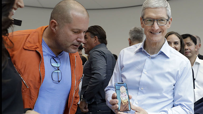 O Tim Cook προτείνει να κόψουμε τους καφέδες για να αγοράσουμε iPhone X