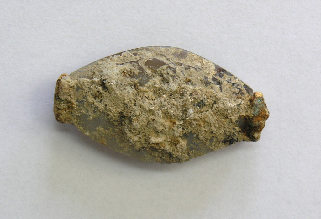 Ο σπουδαίος σφραγιδόλιθος πριν καθαριστεί...