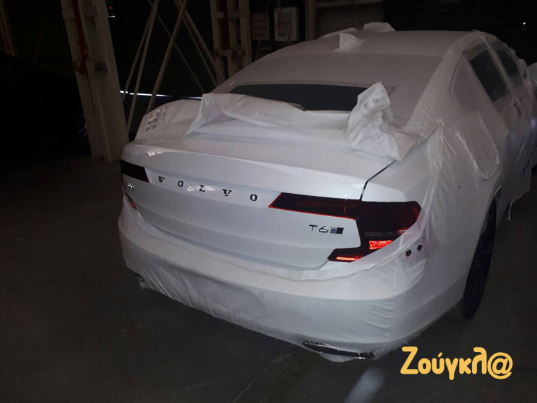 Ανοίγεις το φερμουάρ και αποκαλύπτεται το σήμα της Volvo