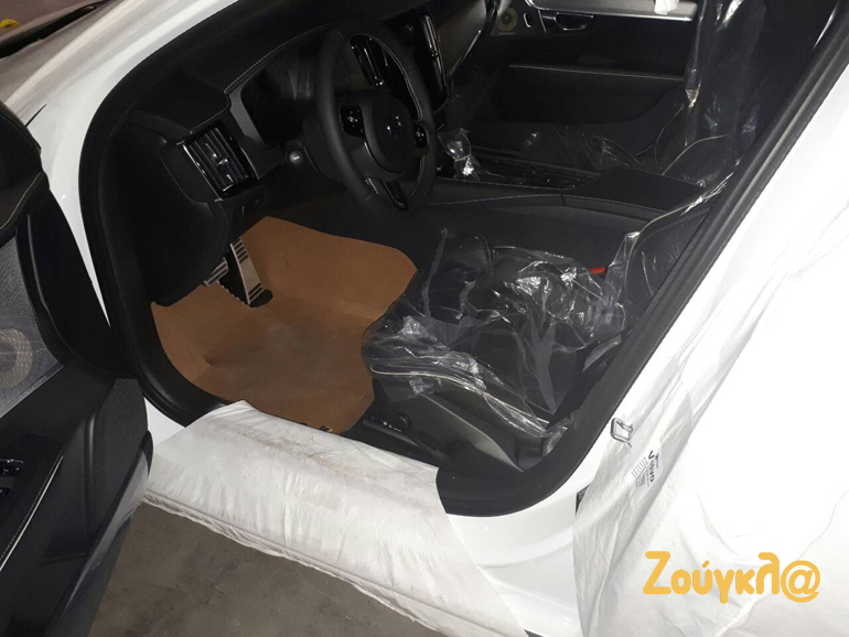 Το εσωτερικό είναι γεμάτο με πλαστικά