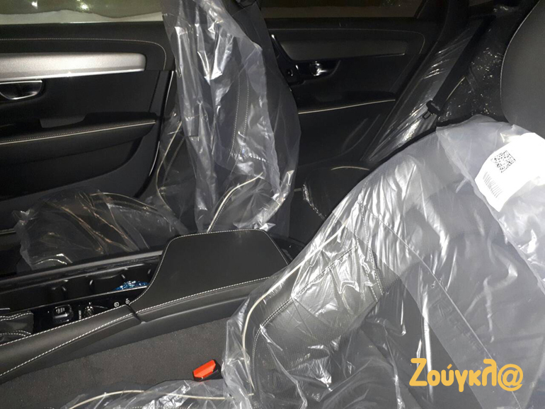 Και τα καθίσματα του S90 καλύπτονται με πλαστικά