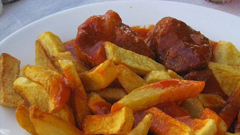 Κοκκινιστό με τηγανητές πατάτες