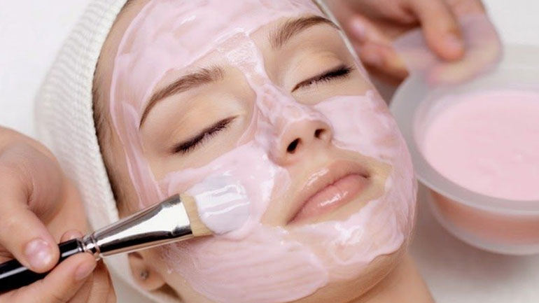 Η Τέτα Καμπουρέλη μάς δείχνει τη μάσκα για να διεγείρουμε το κολλαγόνο του προσώπου μας!