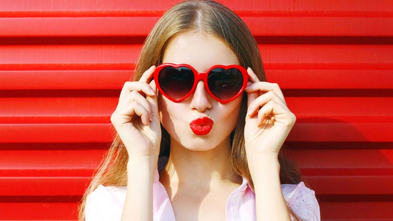 Lip plumper για σαρκώδη χείλη στο λεπτό από την beauty editor του govastileto.gr!