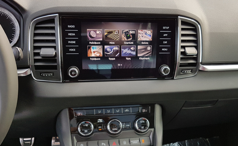 Μεγάλη οθόνη αφής υψηλής ευκρίνιας στην κεντρική κονσόλα