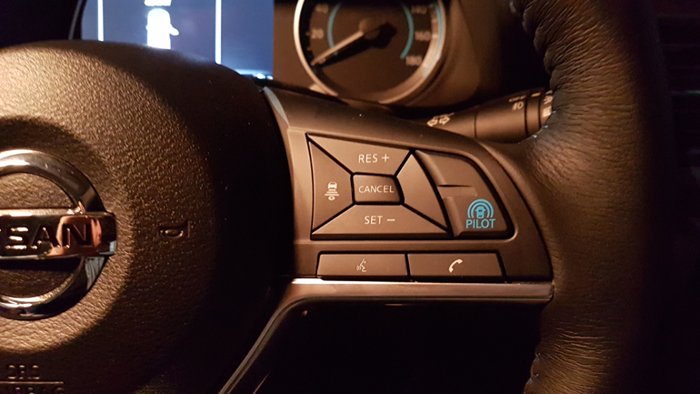 Το κουμπί 'Pilot' μαρτυρά την ικανότητα του οχήματος να κινηθεί μόνο του (αυτόνομη οδήγηση)