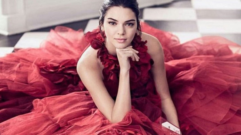 H Kendall Jenner είναι η πρωταγωνίστρια της εορταστικής σειράς Estee Lauder