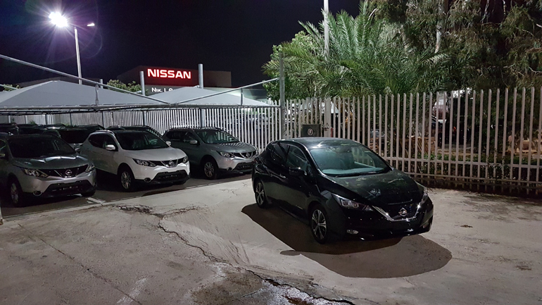 Το συγκεκριμένο μαύρο Nissan LEAF ήρθε στην Ελλάδα τα ξημερώματα και φυσικά δεν κατάφερε να μας... ξεφύγει!
