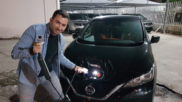 Για να φορτίσει το Nissan LEAF απλά το βάζεις στην πρίζα