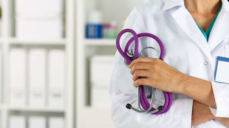 Τετράωρη στάση εργασίας των νοσοκομειακών γιατρών