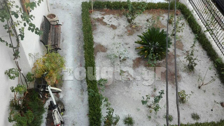 Χαλάζι στο Μεσολόγγι – Πλημμύρισαν οι δρόμοι της πόλης