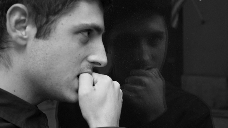 «Υγρασία στους τοίχους» στο θέατρο Επί Κολωνώ