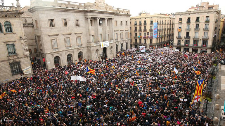 Καταλονία: Χιλιάδες διαδηλωτές υπέρ της ανεξαρτησίας στους δρόμους της Βαρκελώνης για να «συνεχίσουν τον αγώνα»