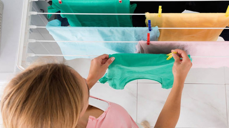 Γιατί δεν πρέπει να απλώνουμε τα ρούχα μέσα στο σπίτι μας;