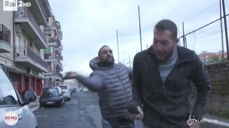 Ιταλία: Δημοσιογράφος και οπερατέρ της Rai θύματα ξυλοδαρμού Ιταλία: Δημοσιογράφος και οπερατέρ της Rai θύματα ξυλοδαρμού