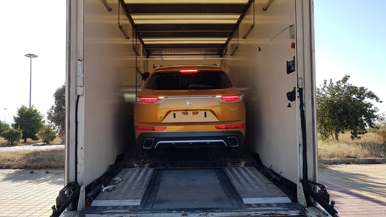 Το DS7 βγαίνει από την κλειστή νταλίκα...