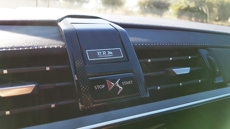 Πατώντας το κάτω κουμπί που βρίσκεται στην κεντρική κονσόλα ανάβεις ή σβήνεις τον κινητήρα