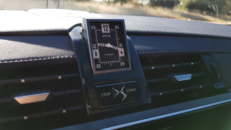 Με του ανάψεις τον κινητήρα εμφανίζεται και αυτό το ιδιαίτερο αναλογικό ρολόι