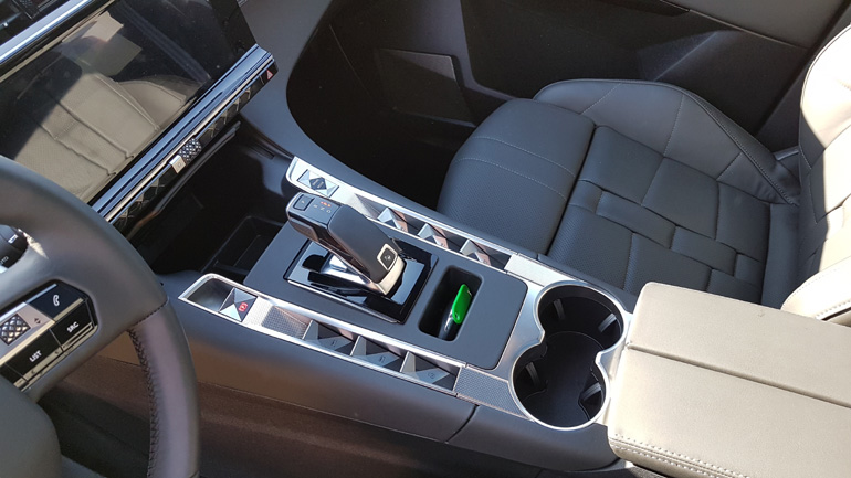 Ο λεβιές από το αυτόματο κιβώτιο ταχυτήτων