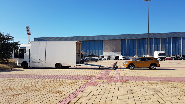 Το γαλλικό SUV μόλις έχει κατέβει από την νταλίκα που το μετέφερε από το Παρίσι