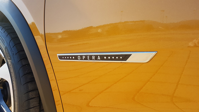 Η έκδοση OPERA έχει πολύ... πολυτέλεια