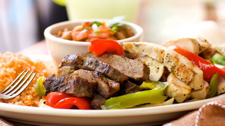 Οι Έλληνες αφήνουν το delivery και επιστρέφουν στην κουζίνα