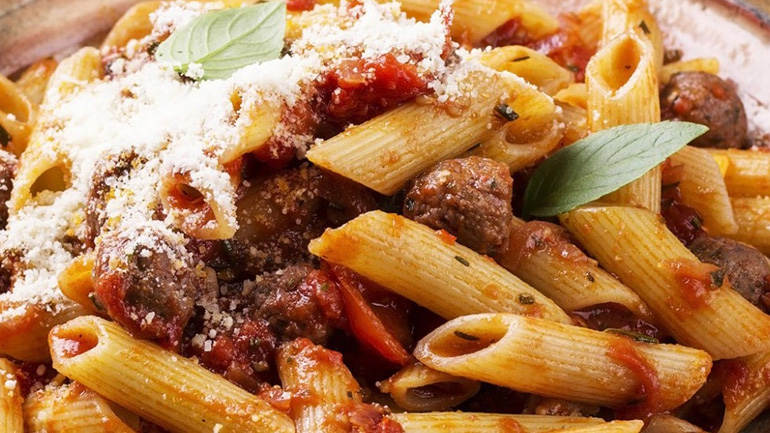 Πένες με λουκάνικα