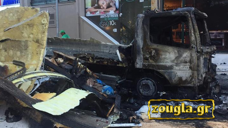Στις φλόγες φορτηγό απέναντι από τον σταθμό Κηφισιάς – Εκτεταμένες ζημιές