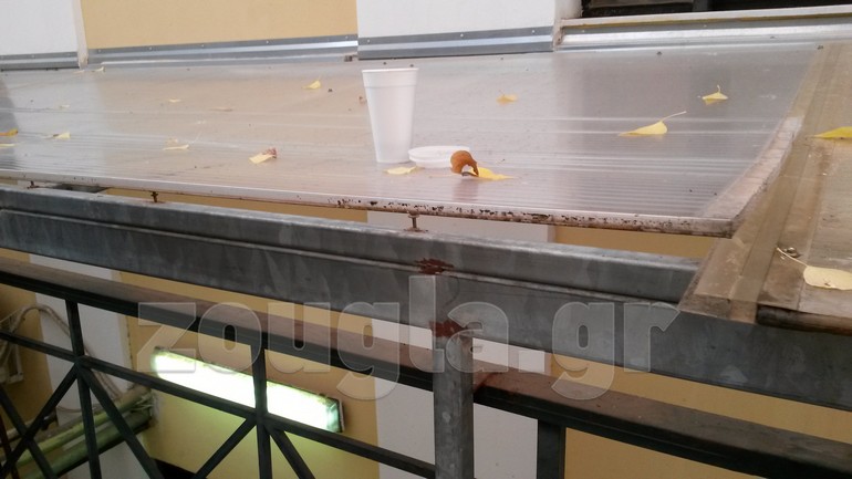 Το στέγαστρο των κρατητηρίων που έσπασε το πλήθος