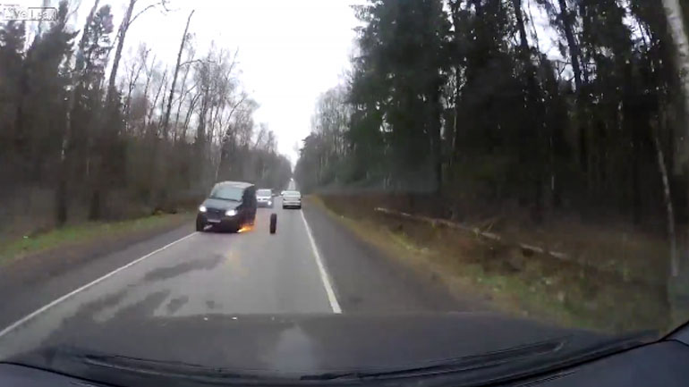 Του έφυγε το ελαστικό εν κινήσει! Του έφυγε το ελαστικό εν κινήσει!